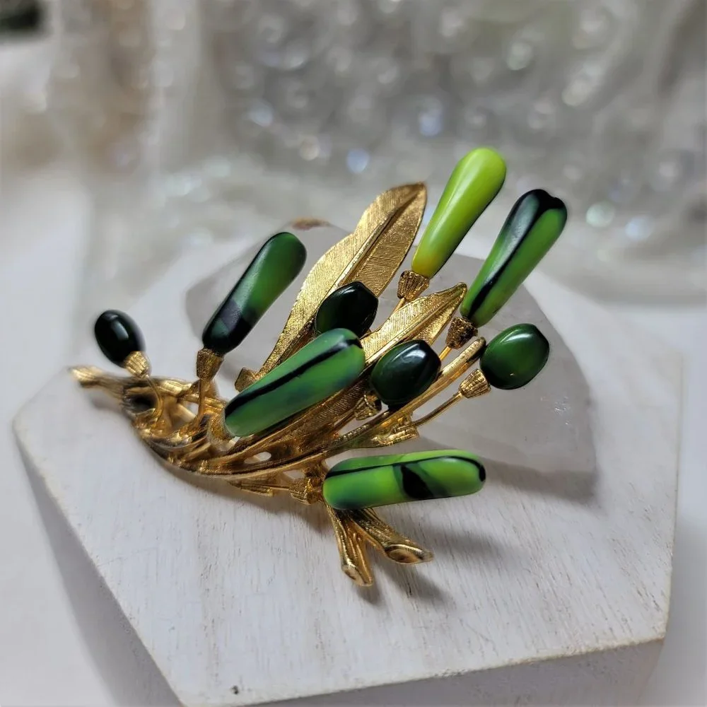 Signed ART Vintage Brooch Pin Green & Goldtone